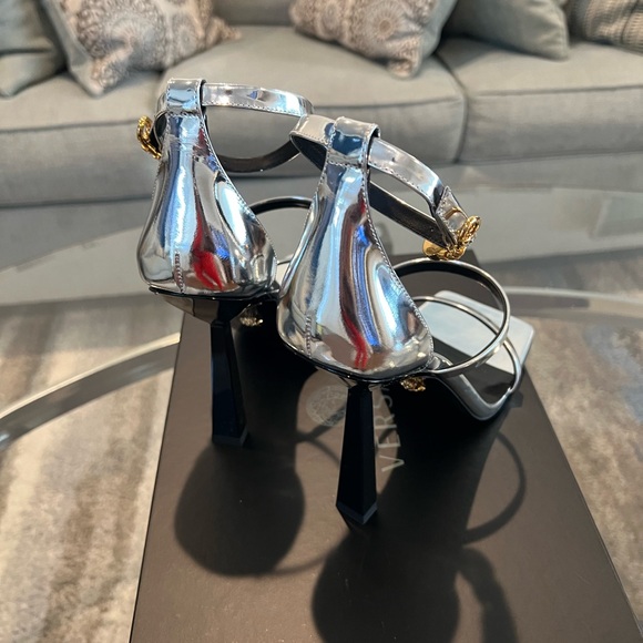 Brand New Versace Sandals Size 39. Comes with Box and Dust Bag. - Picture 3 of 8